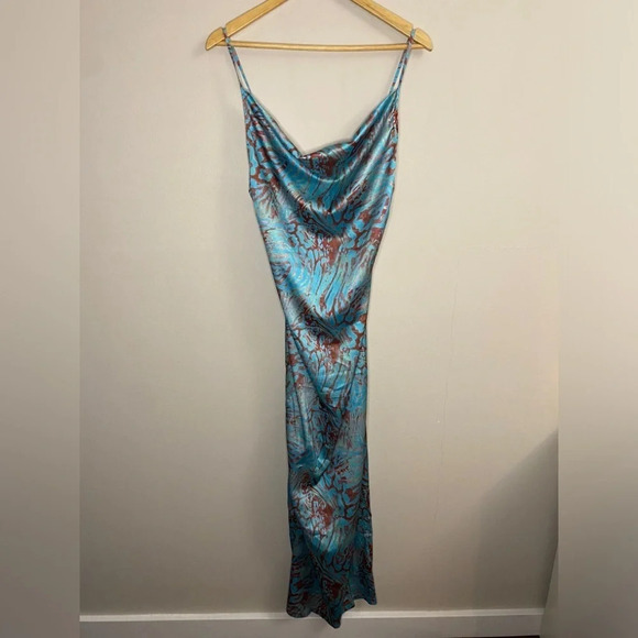 PrettyLittleThing Blue Leopard Print Strappy Satin Cowl Midi Dress - Picture 5 of 11